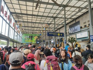 Hari Terakhir Cuti Lebaran, Stasiun Pasar Senen Dipadati Pendatang-Pemudik