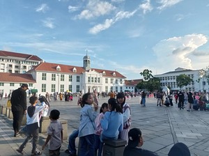 Senangnya Warga Akhiri Cuti Lebaran di Kota Tua: Masuk Gratis, Jajan Murah