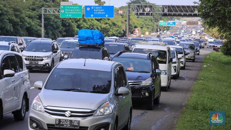 Suasana kepadatan lalu lintas saat arus balik Lebaran di Gerbang Tol (GT) Cikampek Utama (Cikatama), Jawa Barat, Senin (15/4/2024). (CNBC Indonesia/Faisal Rahman)