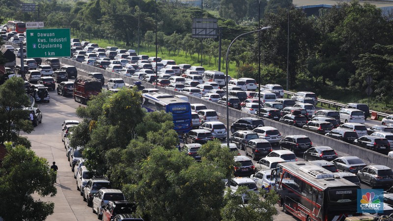 Suasana kepadatan lalu lintas saat arus balik Lebaran di Gerbang Tol (GT) Cikampek Utama (Cikatama), Jawa Barat, Senin (15/4/2024). (CNBC Indonesia/Faisal Rahman)