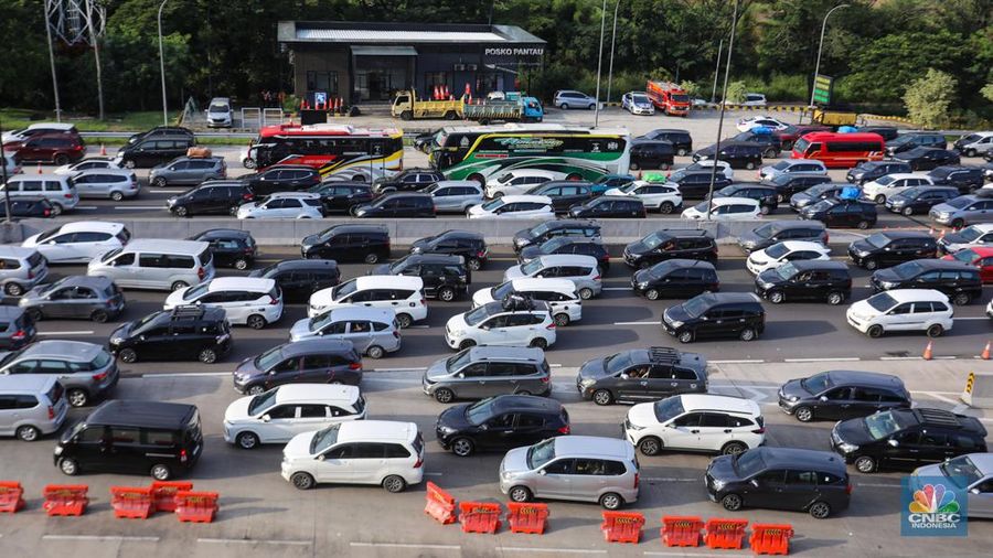 Suasana kepadatan lalu lintas saat arus balik Lebaran di Gerbang Tol (GT) Cikampek Utama (Cikatama), Jawa Barat, Senin (15/4/2024). (²©²ÊÍøÕ¾/Faisal Rahman)