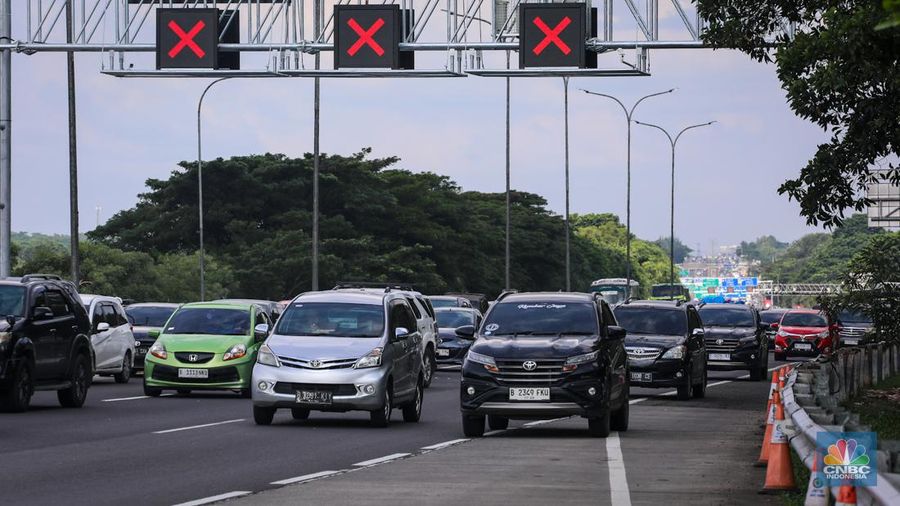 Suasana kepadatan lalu lintas saat arus balik Lebaran di Gerbang Tol (GT) Cikampek Utama (Cikatama), Jawa Barat, Senin (15/4/2024). (վ/Faisal Rahman)