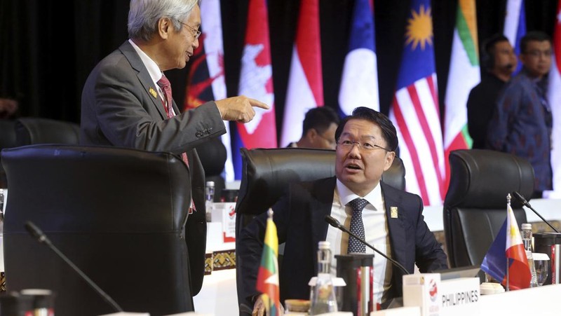 PM Singapura Lee Hsien Loong (kiri) dan Wakil PM Singapura Lawrence Wong (kanan)