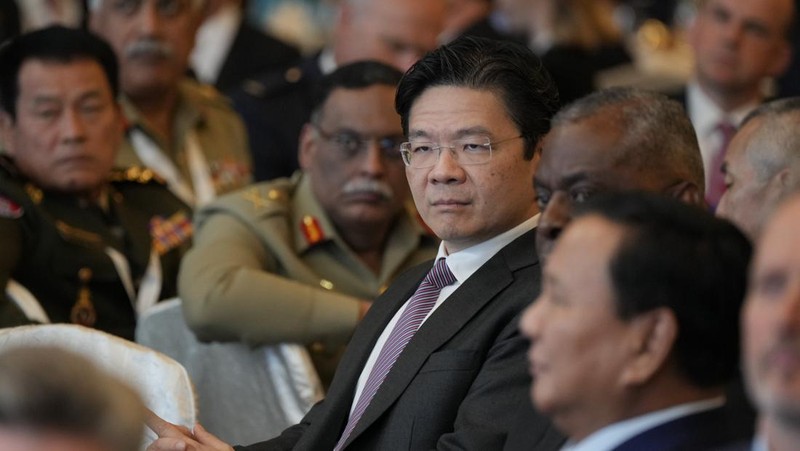 PM Singapura Lee Hsien Loong (kiri) dan Wakil PM Singapura Lawrence Wong (kanan)