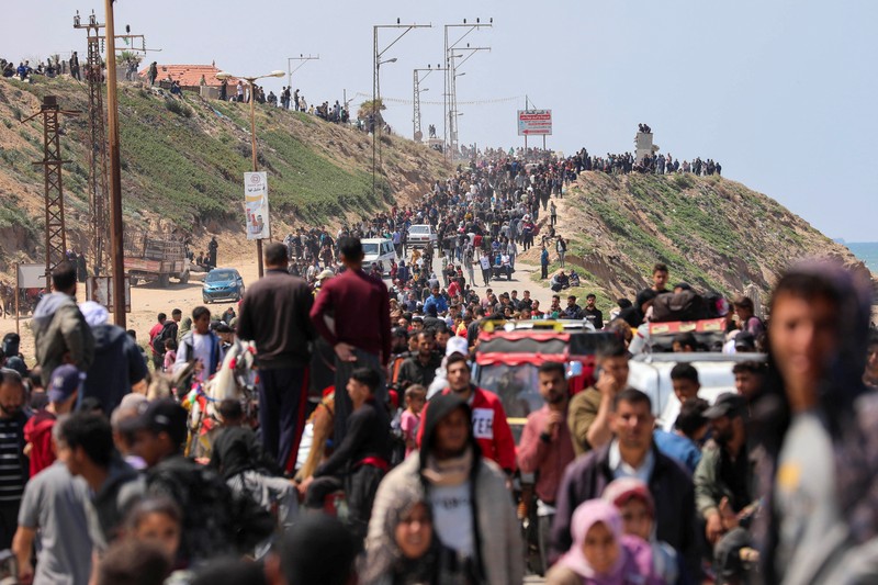 Warga Palestina, yang mengungsi akibat serangan militer Israel di Gaza selatan, berusaha untuk kembali ke rumah mereka di Gaza utara, di tengah konflik yang sedang berlangsung antara Israel dan Hamas, seperti yang terlihat dari Jalur Gaza tengah, 14 April 2024. (REUTERS/Ramadan Abed)