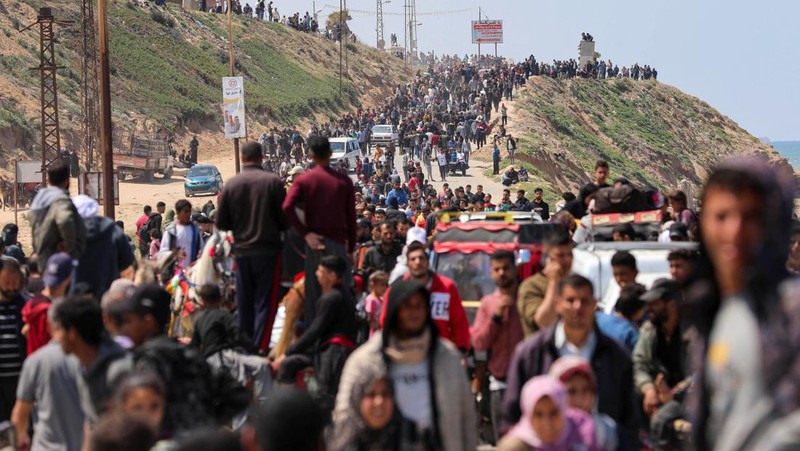 Warga Palestina, yang mengungsi akibat serangan militer Israel di Gaza selatan, berusaha untuk kembali ke rumah mereka di Gaza utara, di tengah konflik yang sedang berlangsung antara Israel dan Hamas, seperti yang terlihat dari Jalur Gaza tengah, 14 April 2024. (REUTERS/Ramadan Abed)