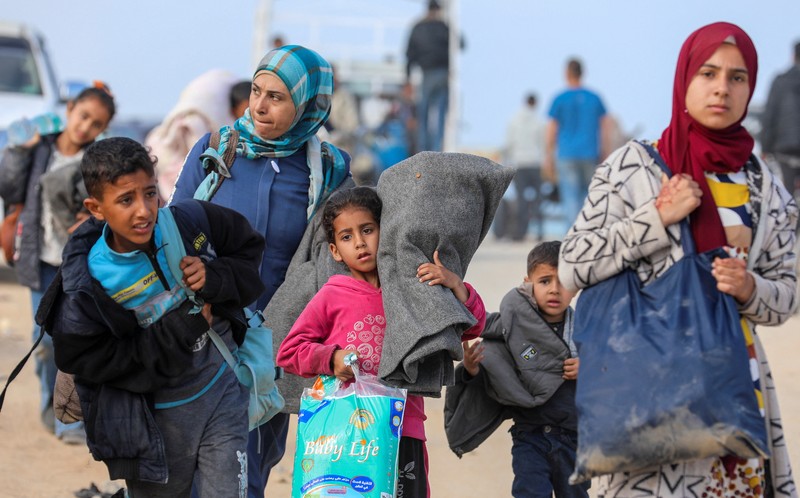 Warga Palestina, yang mengungsi akibat serangan militer Israel di Gaza selatan, berusaha untuk kembali ke rumah mereka di Gaza utara, di tengah konflik yang sedang berlangsung antara Israel dan Hamas, seperti yang terlihat dari Jalur Gaza tengah, 14 April 2024. (REUTERS/Ramadan Abed)