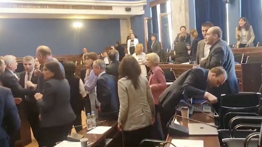 Anggota parlemen Georgia terlibat adu jotos di tengah penyelenggaraan rapat parlemen yang membahas RUU anti-agen asing, Senin (15/4/2024). (Tangakapan Layar Video Reuters/GOVERNMENT OF GEORGIA/FORMULA TV)