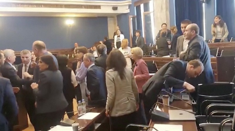 Anggota parlemen Georgia terlibat adu jotos di tengah penyelenggaraan rapat parlemen yang membahas RUU anti-agen asing, Senin (15/4/2024). (Tangakapan Layar Video Reuters/GOVERNMENT OF GEORGIA/FORMULA TV)