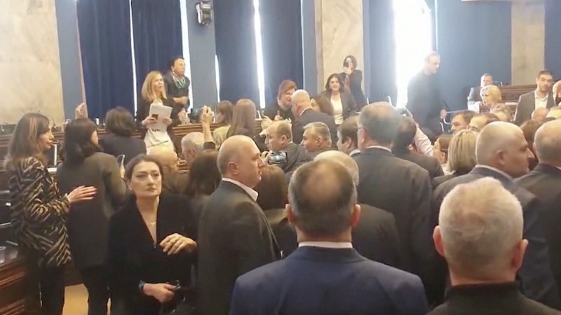 Anggota parlemen Georgia terlibat adu jotos di tengah penyelenggaraan rapat parlemen yang membahas RUU anti-agen asing, Senin (15/4/2024). (Tangakapan Layar Video Reuters/GOVERNMENT OF GEORGIA/FORMULA TV)