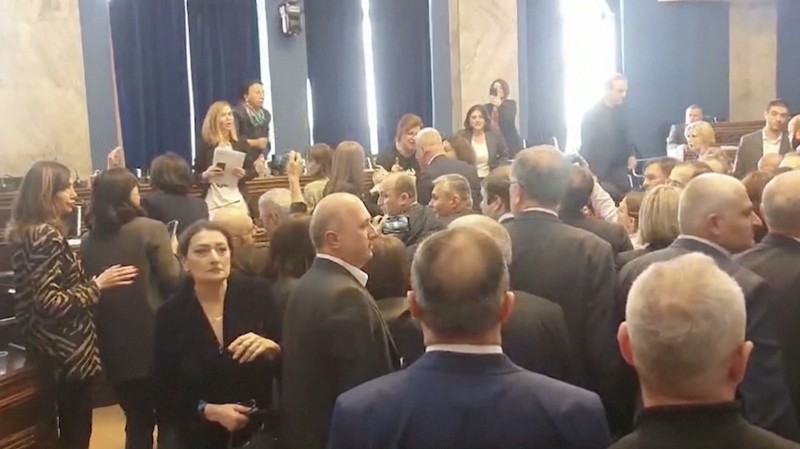 Anggota parlemen Georgia terlibat adu jotos di tengah penyelenggaraan rapat parlemen yang membahas RUU anti-agen asing, Senin (15/4/2024). (Tangakapan Layar Video Reuters/GOVERNMENT OF GEORGIA/FORMULA TV)