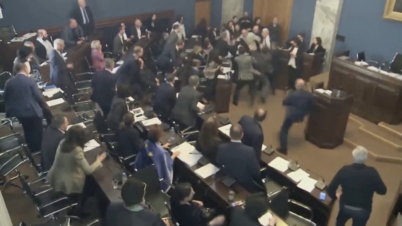Anggota parlemen Georgia terlibat adu jotos di tengah penyelenggaraan rapat parlemen yang membahas RUU anti-agen asing, Senin (15/4/2024). (Tangakapan Layar Video Reuters/GOVERNMENT OF GEORGIA/FORMULA TV)