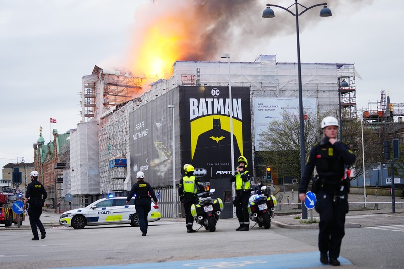 Api dan asap mengepul dari Bursa Efek Lama, Boersen, di Kopenhagen, Denmark, Selasa, 16 April 2024. (Ida Marie Odgaard/Ritzau Scanpix via AP)