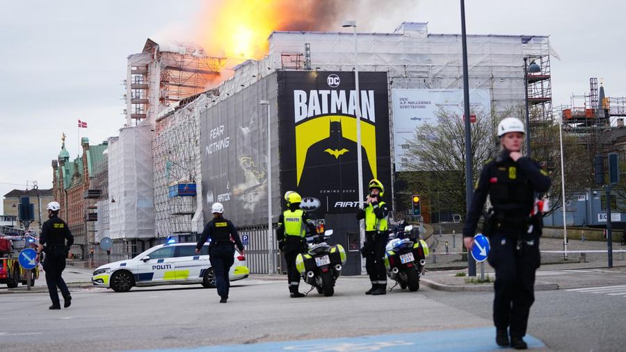 Api dan asap mengepul dari Bursa Efek Lama, Boersen, di Kopenhagen, Denmark, Selasa, 16 April 2024. (Ida Marie Odgaard/Ritzau Scanpix via AP)