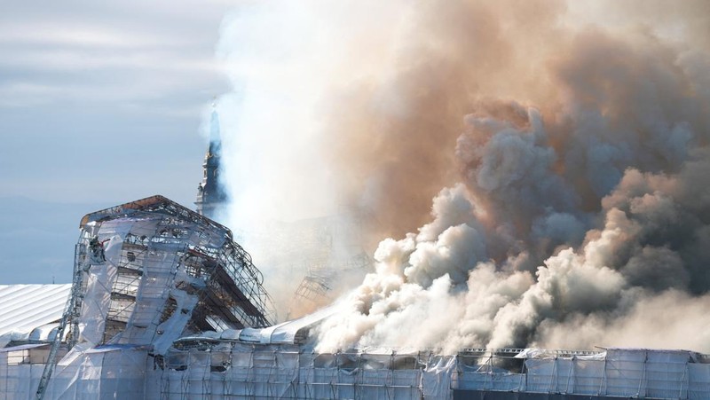 Api dan asap mengepul dari Bursa Efek Lama, Boersen, di Kopenhagen, Denmark, Selasa, 16 April 2024. (Ida Marie Odgaard/Ritzau Scanpix via AP)