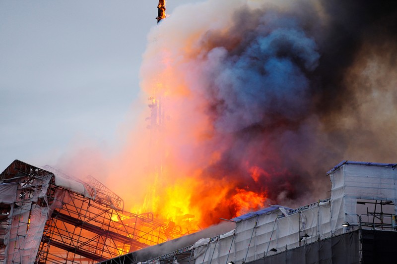 Api dan asap mengepul dari Bursa Efek Lama, Boersen, di Kopenhagen, Denmark, Selasa, 16 April 2024. (Ida Marie Odgaard/Ritzau Scanpix via AP)