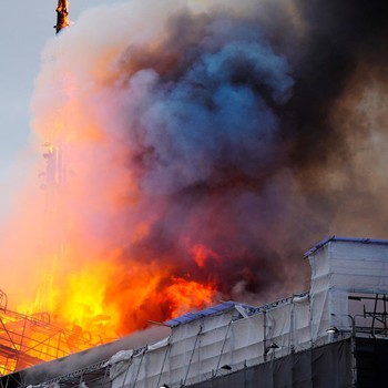 Membara! Potret Gedung Bursa Efek Bersejarah di Denmark Terbakar