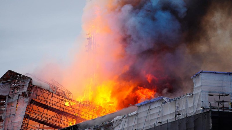 Api dan asap mengepul dari Bursa Efek Lama, Boersen, di Kopenhagen, Denmark, Selasa, 16 April 2024. (Ida Marie Odgaard/Ritzau Scanpix via AP)