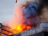 Membara! Potret Gedung Bursa Efek Bersejarah di Denmark Terbakar
