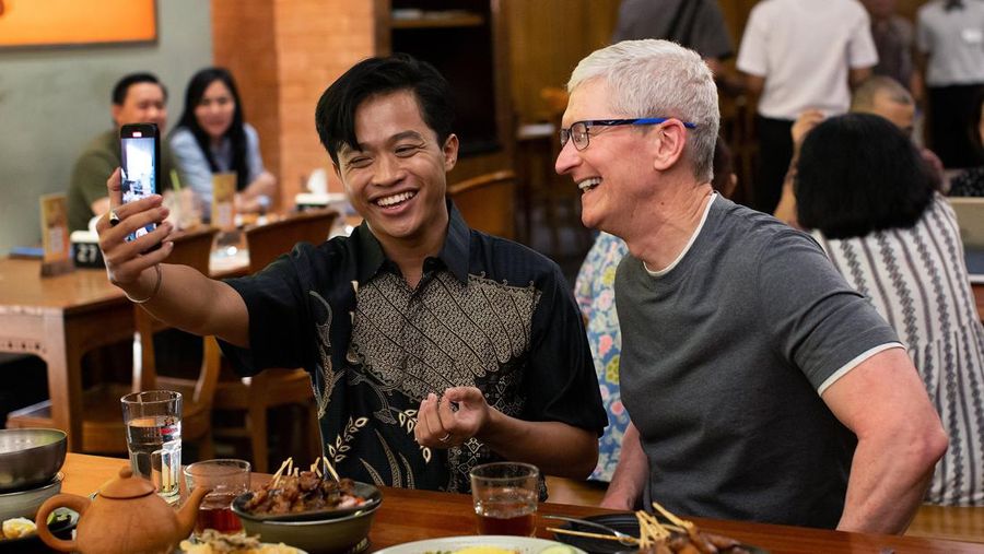 CEO Apple Tim Cook membagikan momen di sosial media X saat Cook tiba di Indonesia dengan berfoto bersama salah seorang warga. (Sosial Media X @tim_cook)