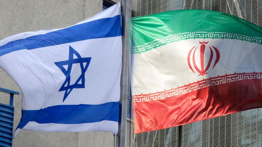 Foto Kolase Bendera Israel dan Iran. (AP Photo)