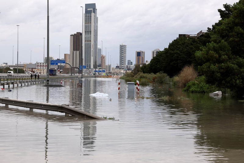 Pemandangan umum banjir akibat hujan lebat, dengan latar belakang menara Burj Khalifa, di Dubai, Uni Emirat Arab, 16 April 2024. Pemandangan umum banjir akibat hujan lebat, dengan latar belakang menara Burj Khalifa, di Dubai, Uni Emirat Arab, 16 April 2024. (REUTERS/Abdelhadi Ramahi)