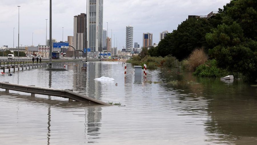 Pemandangan umum banjir akibat hujan lebat, dengan latar belakang menara Burj Khalifa, di Dubai, Uni Emirat Arab, 16 April 2024. (REUTERS/Abdelhadi Ramahi)