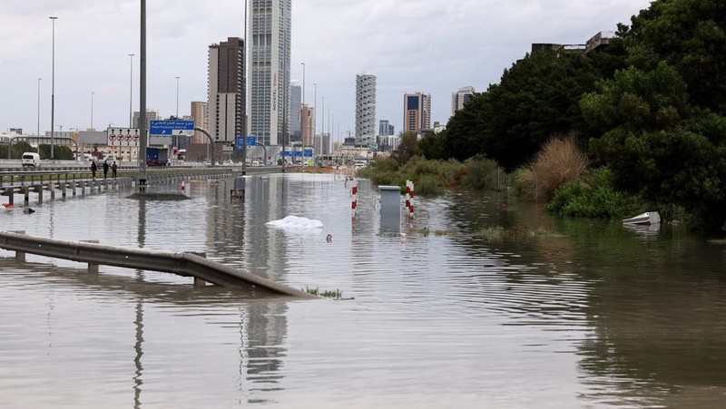Pemandangan umum banjir akibat hujan lebat, dengan latar belakang menara Burj Khalifa, di Dubai, Uni Emirat Arab, 16 April 2024. (REUTERS/Abdelhadi Ramahi)