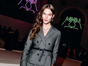 Karlie Kloss Hadiri Show Dior, Tampil Perdana Setelah Beli Perusahaan Media