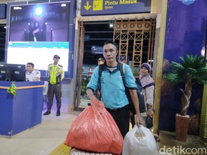 Cerita Manis Komarudin, Porter Stasiun Kejaksan di Musim Mudik