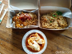 Menyantap Mi Pedas Perpaduan Wonton di Lapang Dolog Subang