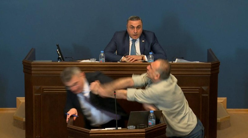 Anggota parlemen Georgia terlibat adu jotos di tengah penyelenggaraan rapat parlemen yang membahas RUU anti-agen asing, Senin (15/4/2024). (Tangakapan Layar Video Reuters/GOVERNMENT OF GEORGIA/FORMULA TV)
