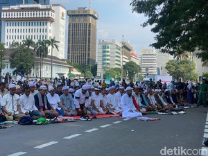 Massa Aksi 164 Salat Asar Berjemaah di Patung Kuda