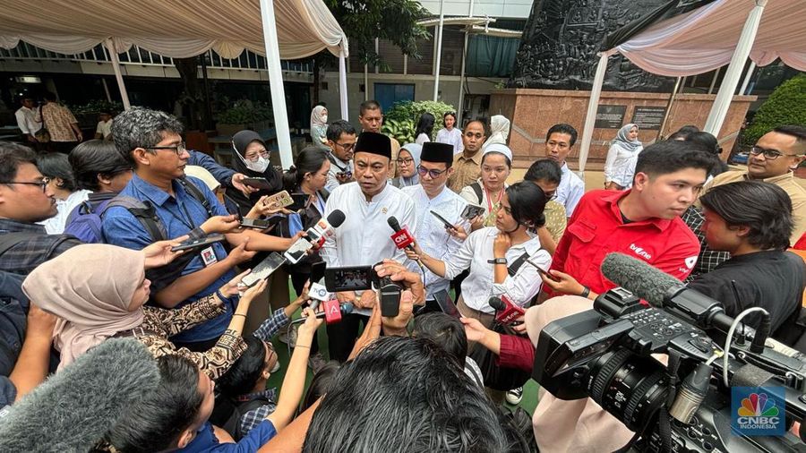Menkominfo Budi Arie Setiadi  saat ditemui usai Halal Bihal Menteri Kominfo dan Wakil Menteri Kominfo bersama civitas Kominfo di Kantor Kominfo, Selasa (16/4/2024). (CNBC Indonesia/Intan Rakhmayanti Dewi)