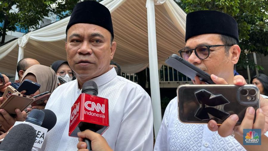 Menkominfo Budi Arie Setiadi  saat ditemui usai Halal Bihal Menteri Kominfo dan Wakil Menteri Kominfo bersama civitas Kominfo di Kantor Kominfo, Selasa (16/4/2024). (CNBC Indonesia/Intan Rakhmayanti Dewi)