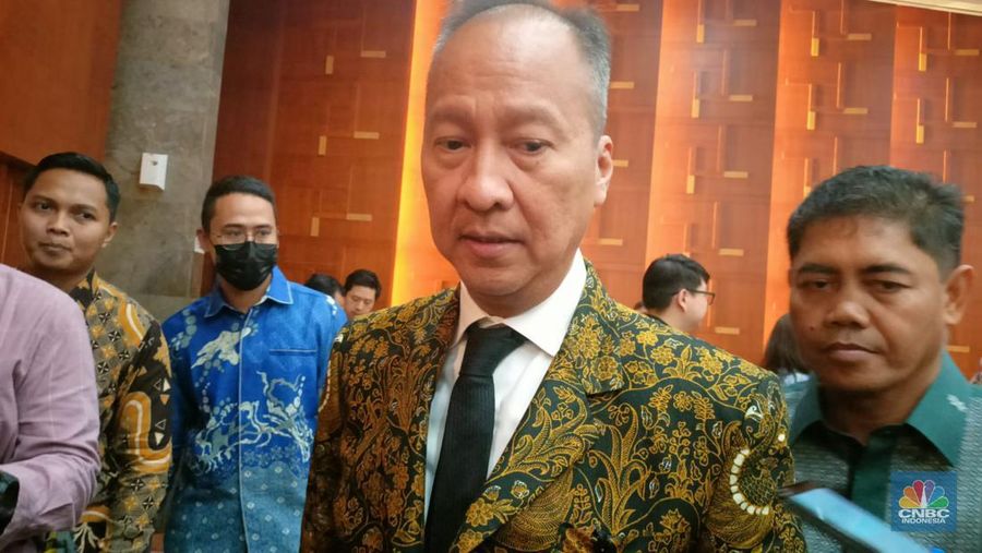 Menperin Agus Gumiwang Kartasasmita jawab pertanyaan wartawan saat acara Halal bihalal Kemenperin, Selasa (16/4/2024). (²©²ÊÍøÕ¾/Ferry Sandi)