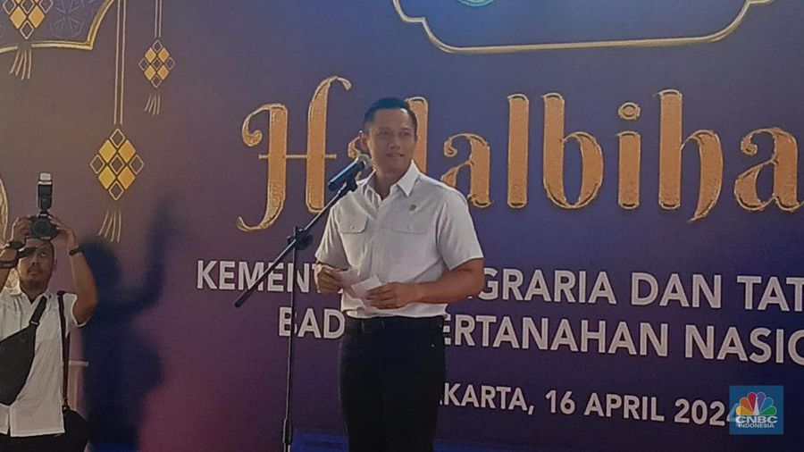 Menteri Agraria dan Tata Ruang/Kepada Badan Pertanahan Nasional Agus Harimurti Yudhoyono menghadiri halalbihalal di kantor Kementerian ATR/BPN, Jakarta Selatan, Selasa, (16/4/2024). (CNBC Indonesia/Rosseno Aji)