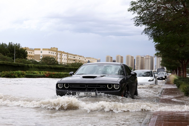 Pemandangan umum banjir akibat hujan lebat, dengan latar belakang menara Burj Khalifa, di Dubai, Uni Emirat Arab, 16 April 2024. (REUTERS/Abdelhadi Ramahi)