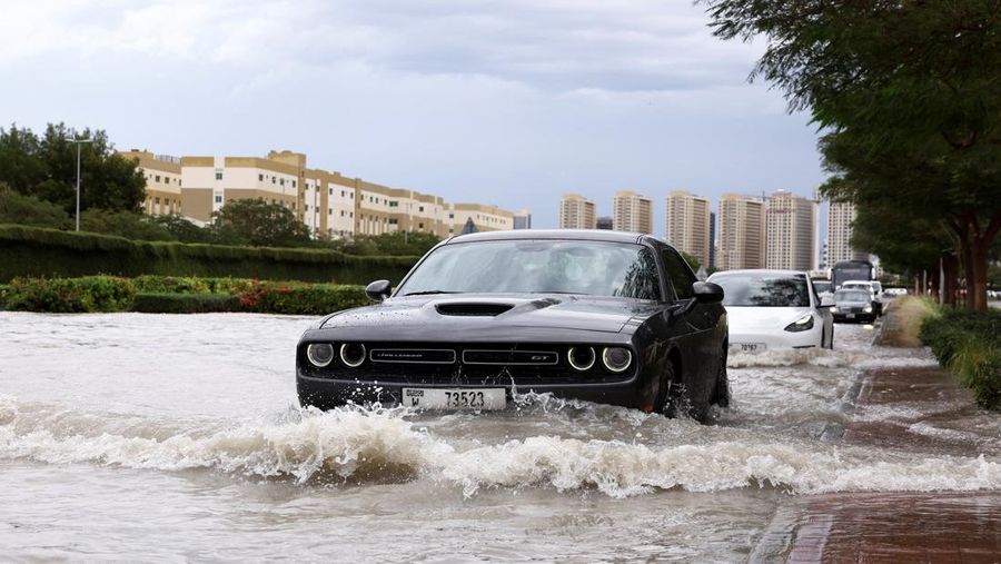 Pemandangan umum banjir akibat hujan lebat, dengan latar belakang menara Burj Khalifa, di Dubai, Uni Emirat Arab, 16 April 2024. (REUTERS/Abdelhadi Ramahi)