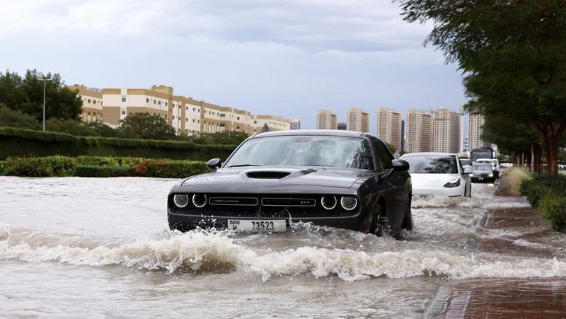 Pemandangan umum banjir akibat hujan lebat, dengan latar belakang menara Burj Khalifa, di Dubai, Uni Emirat Arab, 16 April 2024. (REUTERS/Abdelhadi Ramahi)