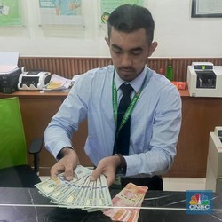 Dolar AS Mahal Banget, Pengusaha Ini Nawar di Money Changer