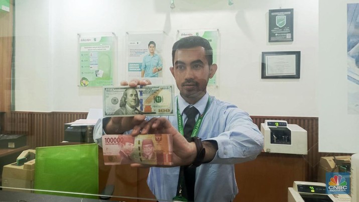 Money changer DolarAsia di kawasan Jalan Melawai Raya, Kebayoran Baru, Jakarta Selatan. (CNBC Indonesia/Rosseno Aji Nugroho)