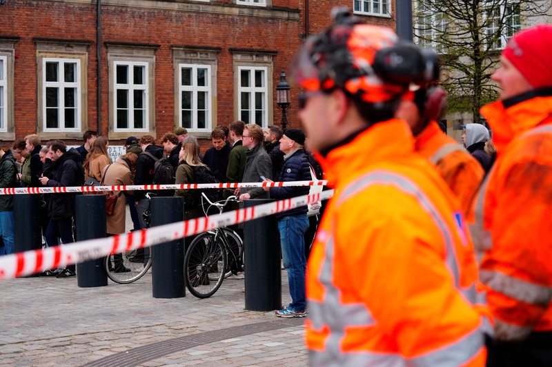 Api dan asap mengepul dari Bursa Efek Lama, Boersen, di Kopenhagen, Denmark, Selasa, 16 April 2024. Api dan asap mengepul dari Bursa Efek Lama, Boersen, di Kopenhagen, Denmark, Selasa, 16 April 2024. (Ida Marie Odgaard/Ritzau Scanpix via AP)