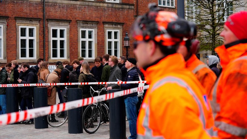 Api dan asap mengepul dari Bursa Efek Lama, Boersen, di Kopenhagen, Denmark, Selasa, 16 April 2024. (Ida Marie Odgaard/Ritzau Scanpix via AP)