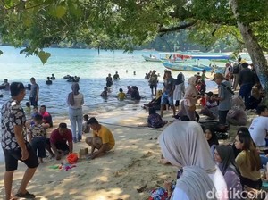 Video: Pantai Pasir Putih Karanggongso Banjir Pengunjung di Libur Natal