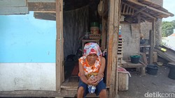 Pilu Pasangan Lansia Cianjur Tinggal di Gubuk Reyot tanpa Listrik