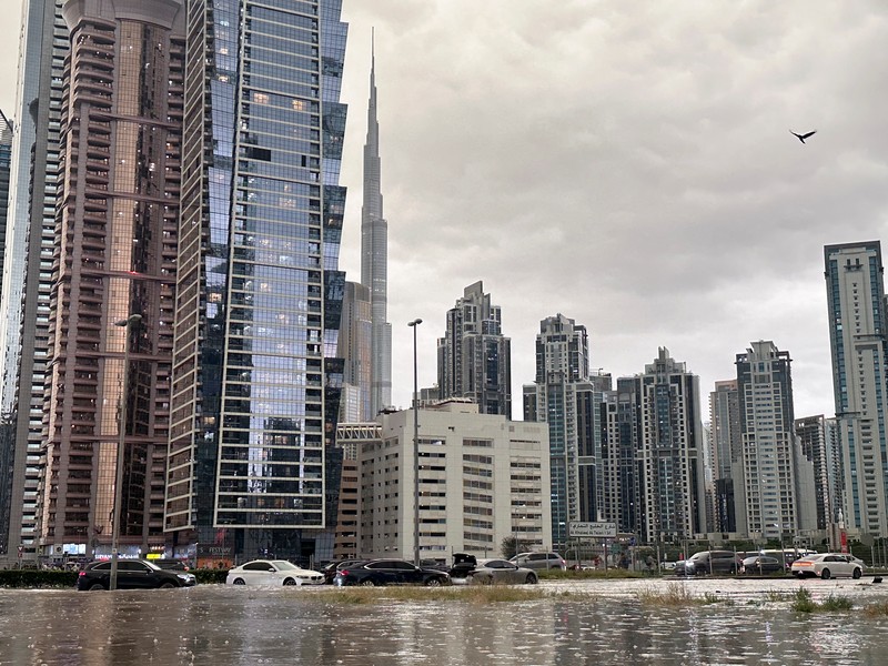 Pemandangan umum banjir akibat hujan lebat, dengan latar belakang menara Burj Khalifa, di Dubai, Uni Emirat Arab, 16 April 2024. Pemandangan umum banjir akibat hujan lebat, dengan latar belakang menara Burj Khalifa, di Dubai, Uni Emirat Arab, 16 April 2024. (REUTERS/Abdelhadi Ramahi)