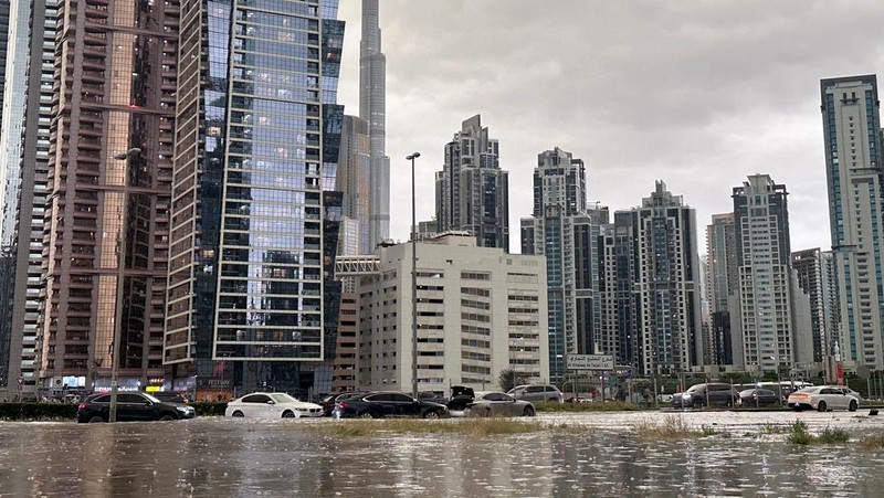 Pemandangan umum banjir akibat hujan lebat, dengan latar belakang menara Burj Khalifa, di Dubai, Uni Emirat Arab, 16 April 2024. (REUTERS/Abdelhadi Ramahi)