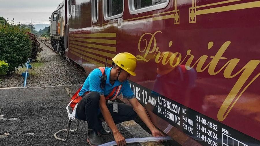 Pengisian air di toilet kereta api. (Dok. KAI).