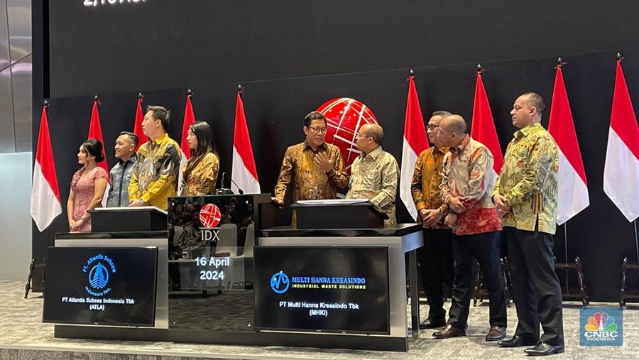 Perusahaan di bidang pengelolaan limbah bahan berbahaya dan beracun (B3) maupun non B3, PT Multi Hanna Kreasindo Tbk (MHKI) hari ini secara resmi melakukan pencatatan perdana saham di Papan Pengembangan PT Bursa Efek Indonesia (BEI) menjadi emiten ke-22 di 2024. (CNBC Indonesia/Romys)